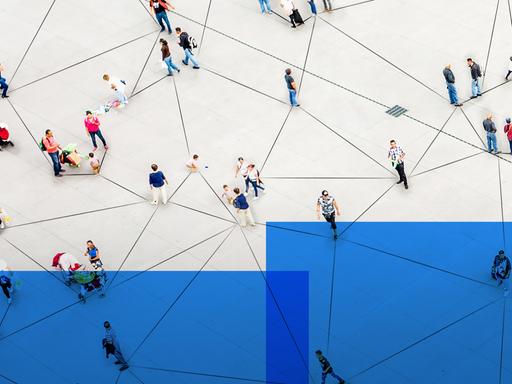 Das Bild zeigt das Logo der Sendung "Zur Diskussion". Es zeigt verschiedene Menschen aus der Vogelperspektive, sie sind miteinander verbunden durch ein Netz von Linien auf dem hellen Boden. Darüber sind halbtransparente blaue Rechtecke zu sehen.
