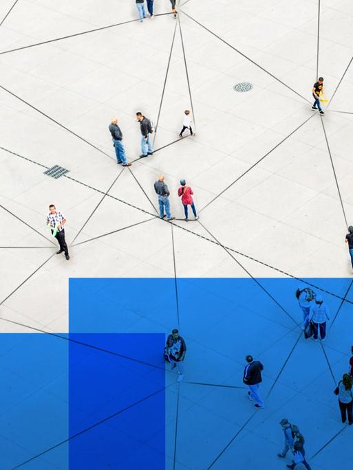 Das Bild zeigt das Logo der Sendung "Zur Diskussion". Es zeigt verschiedene Menschen aus der Vogelperspektive, sie sind miteinander verbunden durch ein Netz von Linien auf dem hellen Boden. Darüber sind halbtransparente blaue Rechtecke zu sehen.