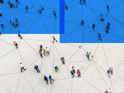 Das Bild zeigt das Logo der Sendung "Zur Diskussion". Es zeigt verschiedene Menschen aus der Vogelperspektive, sie sind miteinander verbunden durch ein Netz von Linien auf dem hellen Boden. Darüber sind halbtransparente blaue Rechtecke zu sehen.