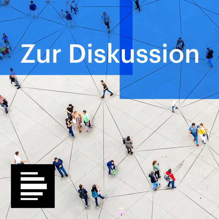 Das Bild zeigt das Logo der Sendung "Zur Diskussion". Es zeigt verschiedene Menschen aus der Vogelperspektive, sie sind miteinander verbunden durch ein Netz von Linien auf dem hellen Boden. Darüber sind halbtransparente blaue Rechtecke zu sehen.