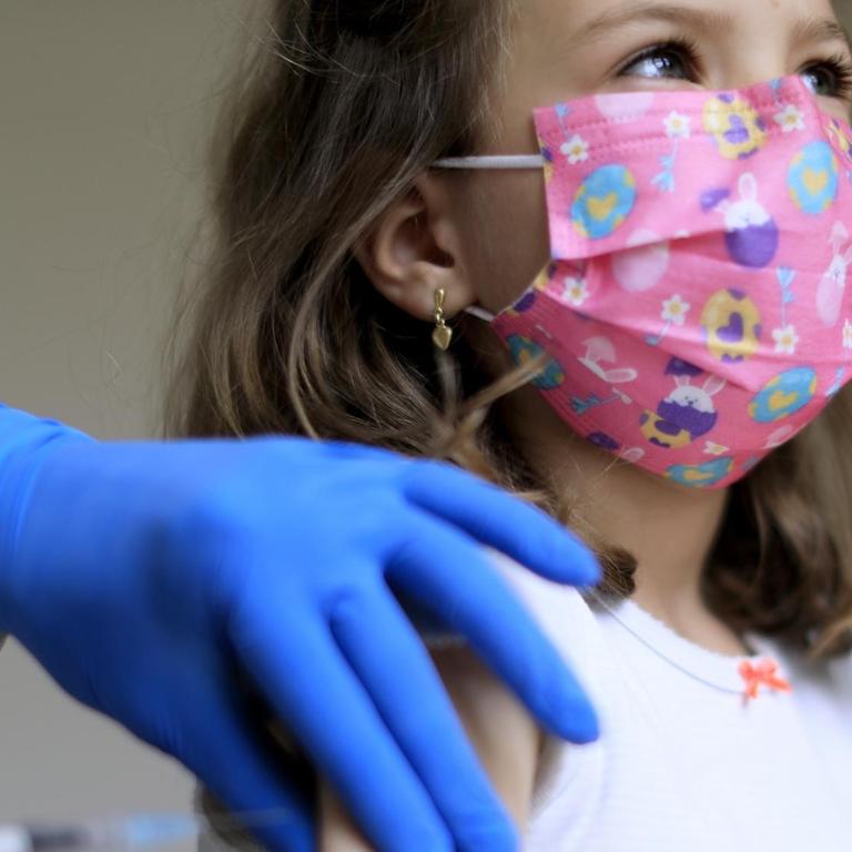 Ob Kinder und Jugendliche priorisiert gegen Covid-19 geimpft werden sollte, sorgt für Kontroversen