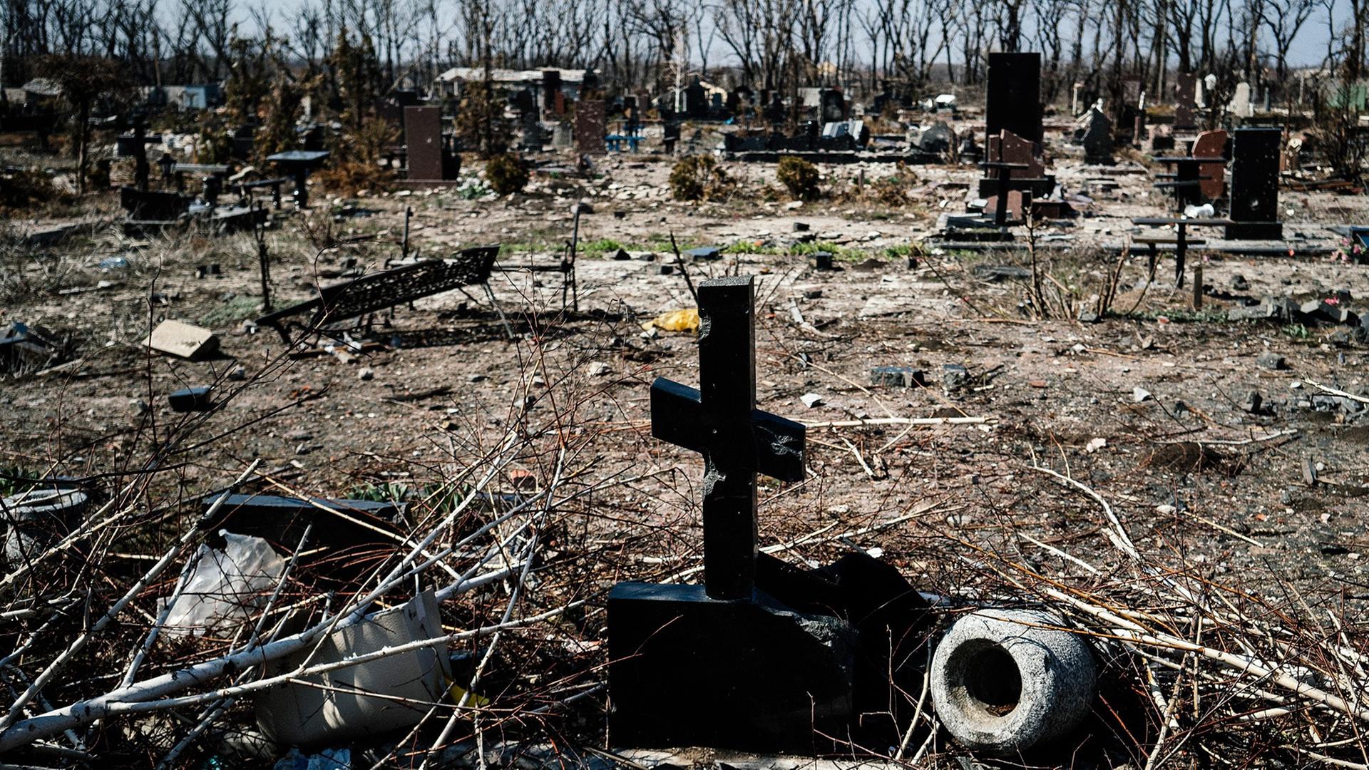 Ein zerstörter Friedhof nahe des Flughafens von Donezk.