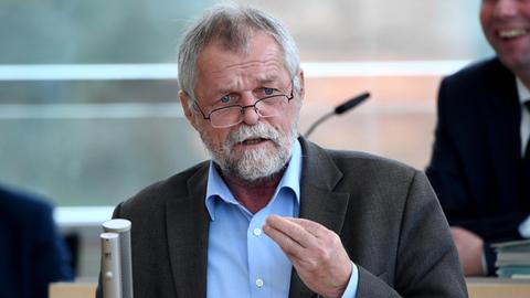 Der SSW-Abgeordnete Flemming Meyer spricht auf einer Landtagssitzung in Kiel am 06.03.2019