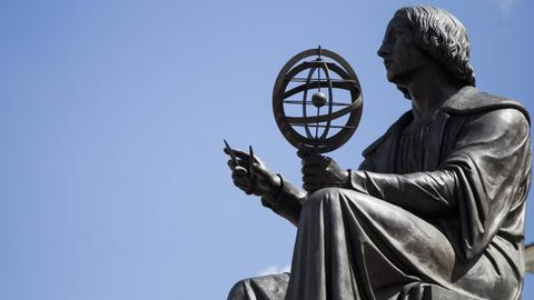 Eine Statue von Nikolaus Kopernikus in Warschau.