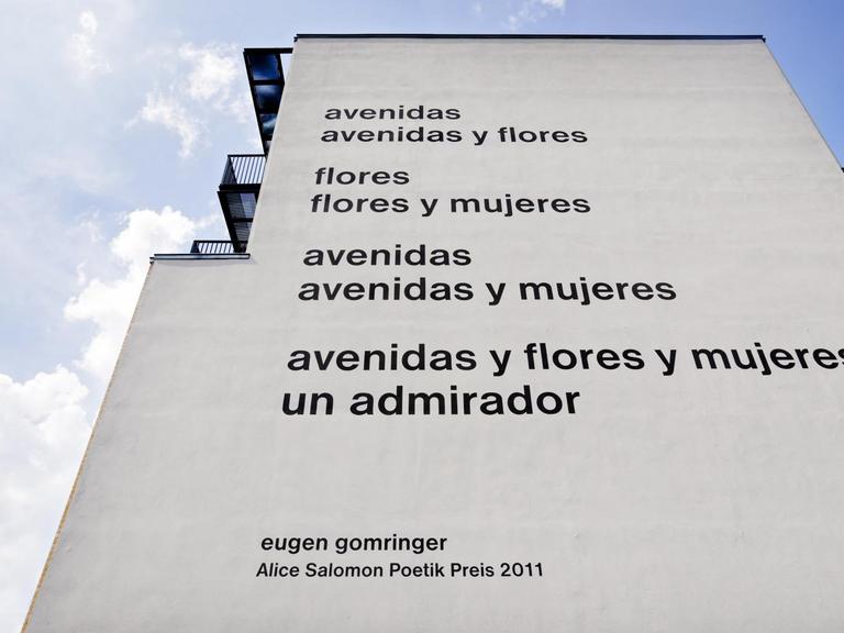 Ein Handout zeigt die Fassade der Alice Salomon Hochschule in Berlin-Hellersdorf mit einem angeblich sexistischen Gedicht des Schweizer Lyrikers Eugen Gomringer.