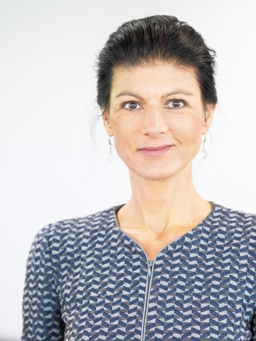 Sahra Wagenknecht (Linke) blickt nach einer Online-Versammlung in die Kamera