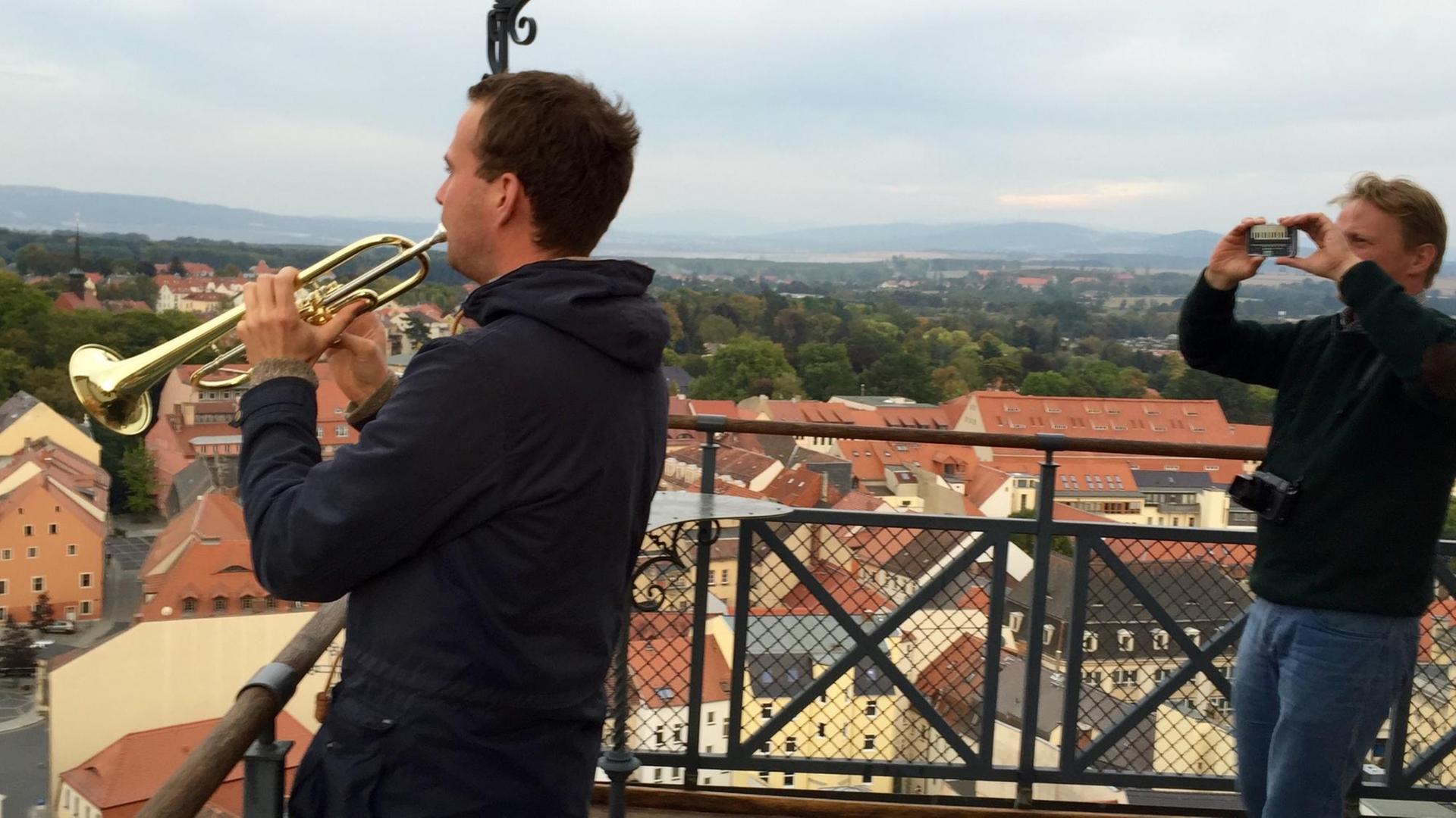 Felix Weickelt spielt dreimal am Tag Trompete vom Turm.