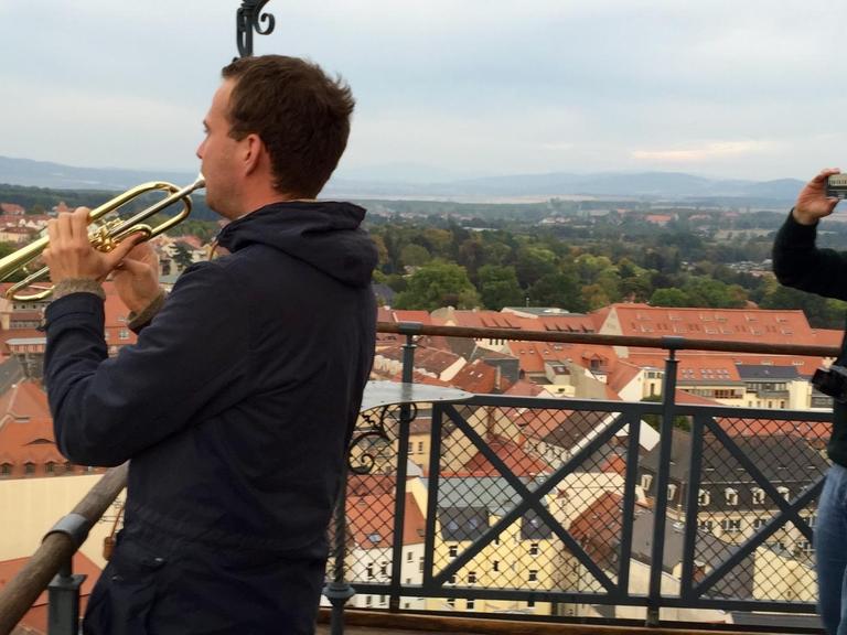 Felix Weickelt spielt dreimal am Tag Trompete vom Turm.