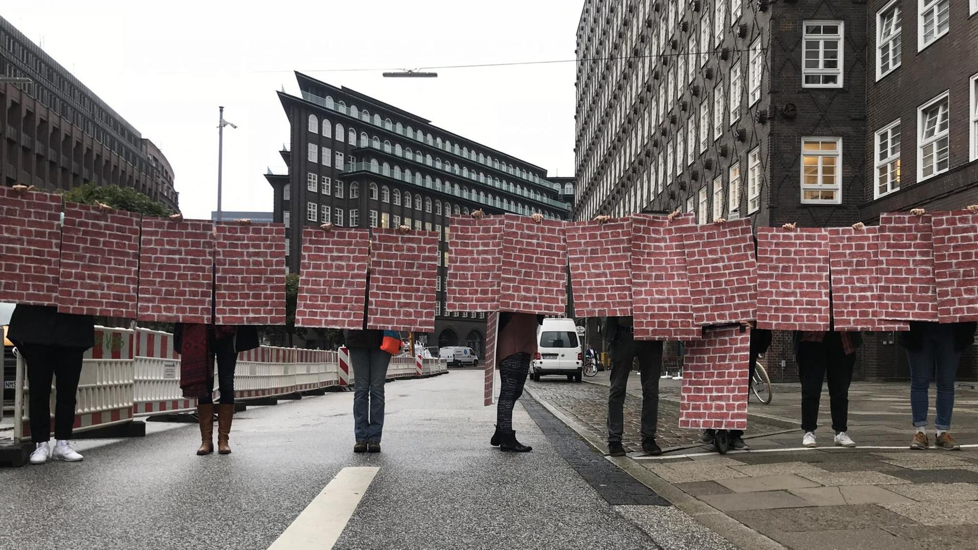 Aktion des City-Hof e. V.: Die Aktivistinnen und Aktivisten wollen klar machen, wie der geplante Neubau die Sichtachsen in das Weltkulturerbe Kontorhausviertel hinein verstellen könnte.