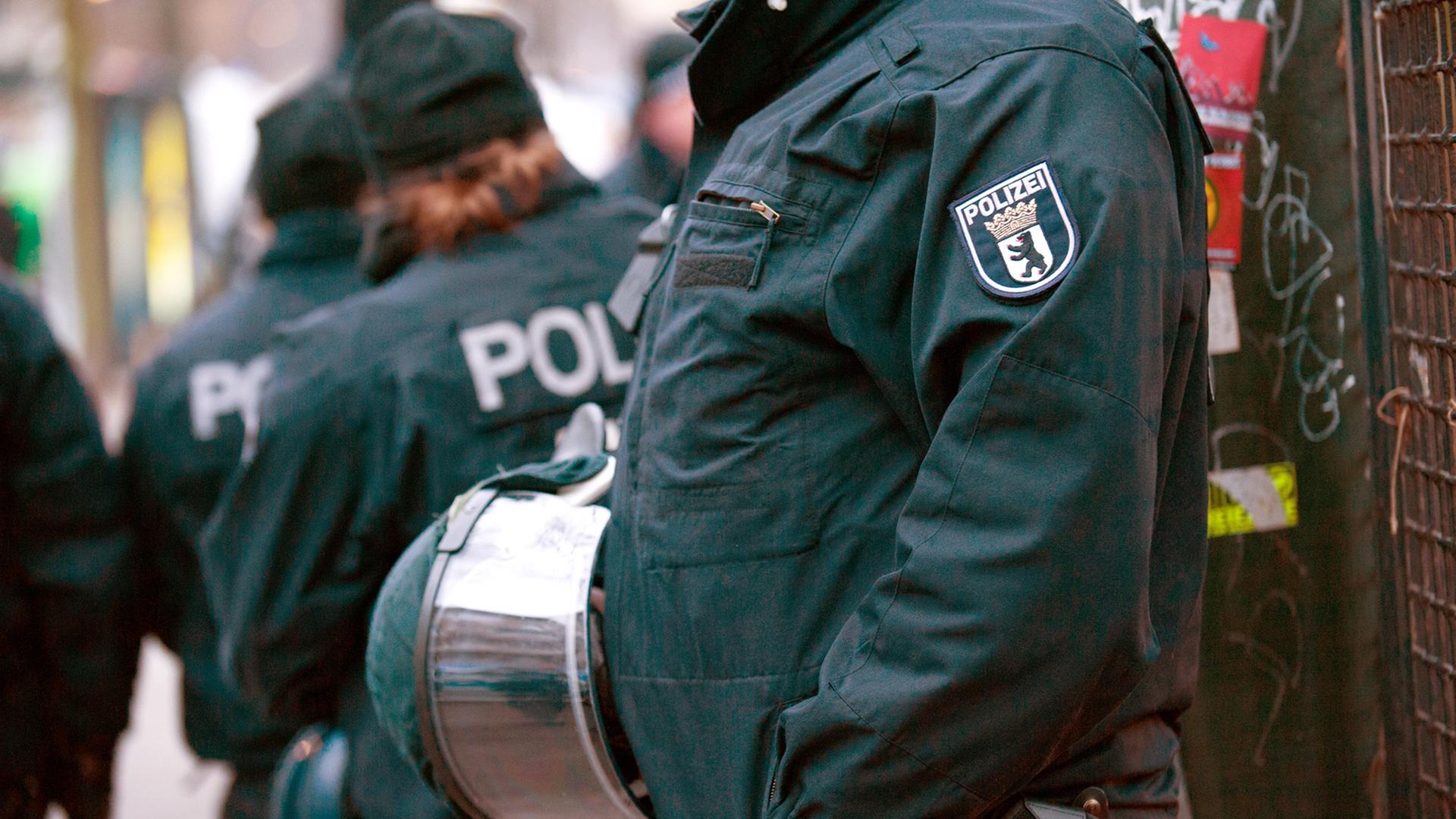 Polizisten stehen vor der ehemaligen Gerhart-Hauptmann-Schule in Berlin.