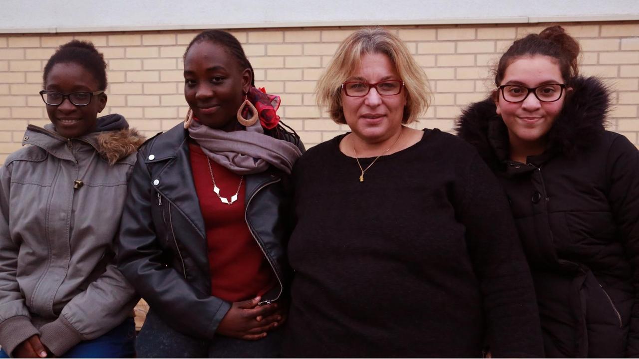 Jugendliche aus dem Projekt "Slam unterm Halbmond" in den Pariser Banlieues mit der Sozialarbeiterin Sylvie Forestier