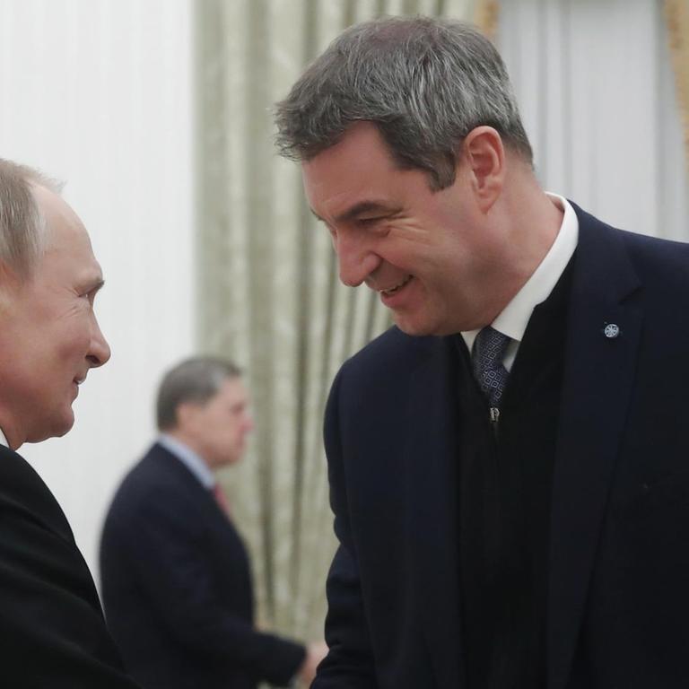 Russlands Präsident Wladimir Putin begrüßt Bayerns Ministerpräsident Markus Söder am 29. Januar 2020 im Kreml.
