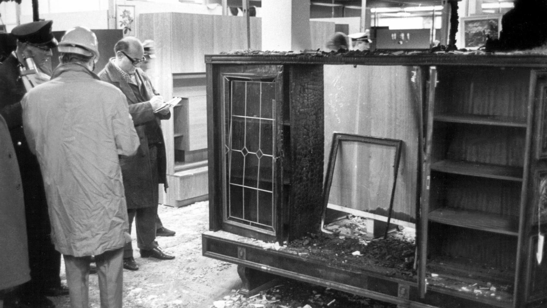 Schadensbegutachtung nach dem Anschlag des Frankfurter "Kaufhof", der von späteren RAF-Terroristen verübt wurde.