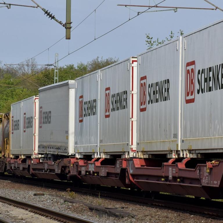 Ein Güterzug mit zahlreichen Fracht-Containern.