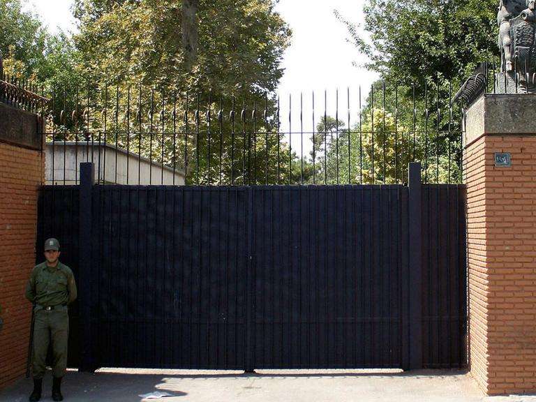 Eingang zur britischen Botschaft in Teheran 2003