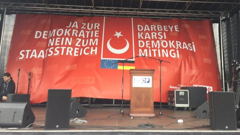 Blick auf die noch leere Bühne der Pro-Erdogan-Kundgebung.