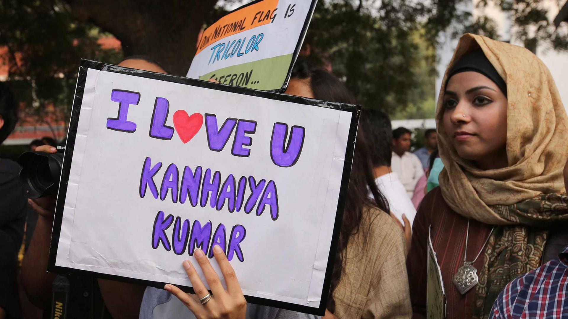 Studenten der Jawaharlal Nehru University (JNU) in Neu-Delhi bekunden bei einem Protestmarsch ihre Solidarität mit dem wegen Volksverhetzung angeklagten Studentenführer Kanhaiya Kumar.