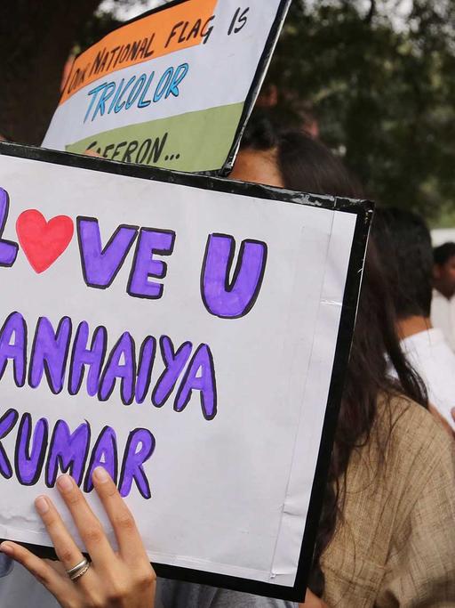 Studenten der Jawaharlal Nehru University (JNU) in Neu-Delhi bekunden bei einem Protestmarsch ihre Solidarität mit dem wegen Volksverhetzung angeklagten Studentenführer Kanhaiya Kumar.