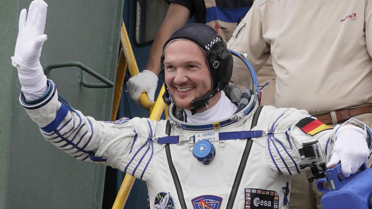 Der deutsche Astronaut Alexander Gerst winkt vor dem Start Richtung Internationale Raum Station (ISS) am Weltraumbahnhof Baikonur in Russland