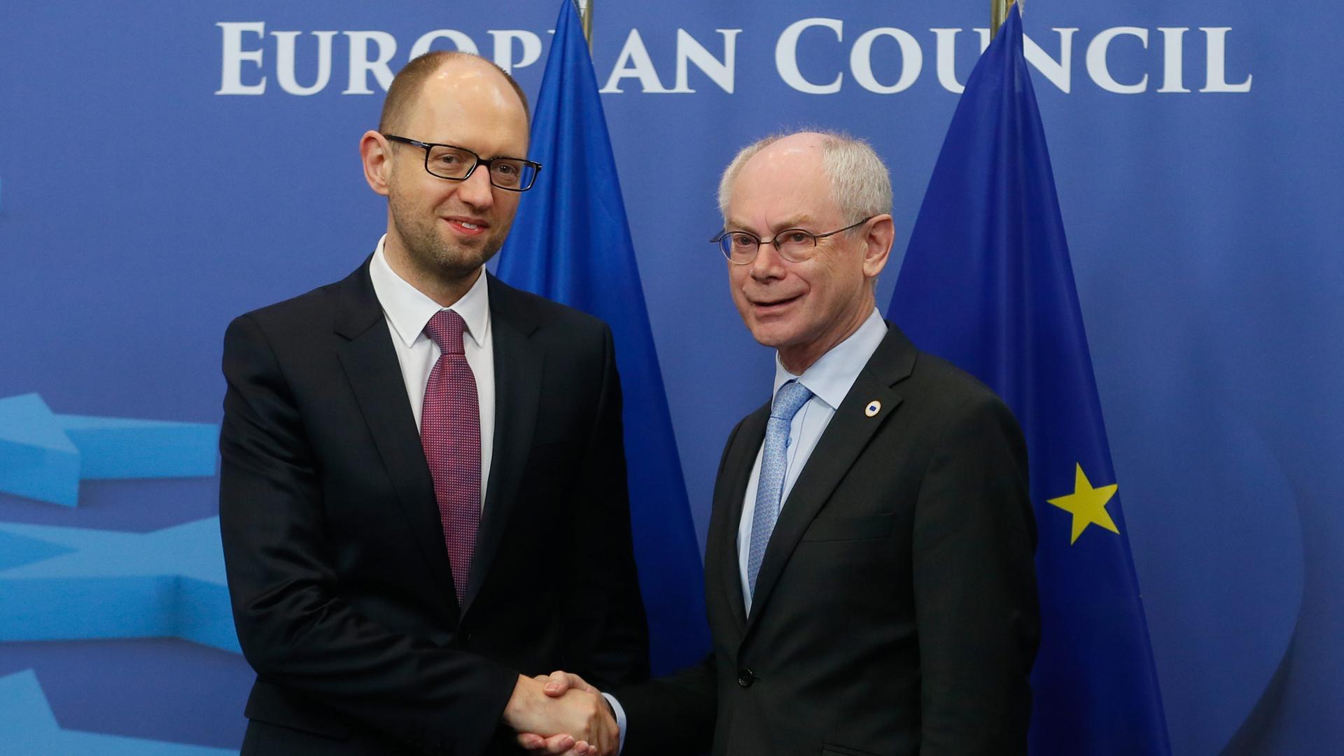 epa04111869 European Council President Herman Van Rompuy (R) welcomes Ukrainian Prime Minister Arseniy Yatsenyuk prior to a EU-Ukraine head of states Summit at the EU council headquarters in Brussels, Belgium, 06 March 2014. EU leaders are meeting in Brus