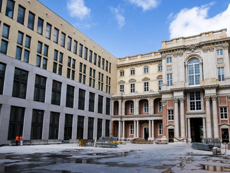 Fast fertig: Der Schlüterhof im Humboldt Forum, drei Seiten wurden rekonstruiert, eine Seite besteht aus schlichtem Beton.