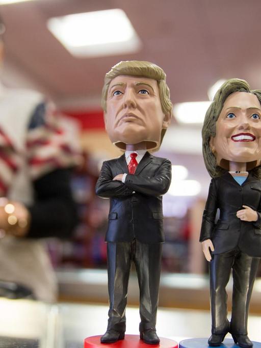 Wackelfiguren mit stilisierten Köpfen des republikanischen Kandidaten Donald Trump und der demokratischen Kandidatin Hillary Clinton