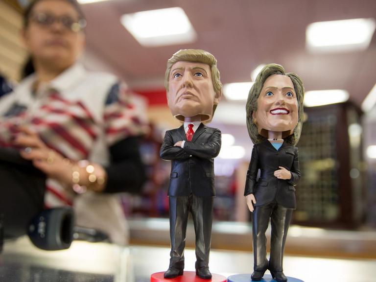 Wackelfiguren mit stilisierten Köpfen des republikanischen Kandidaten Donald Trump und der demokratischen Kandidatin Hillary Clinton