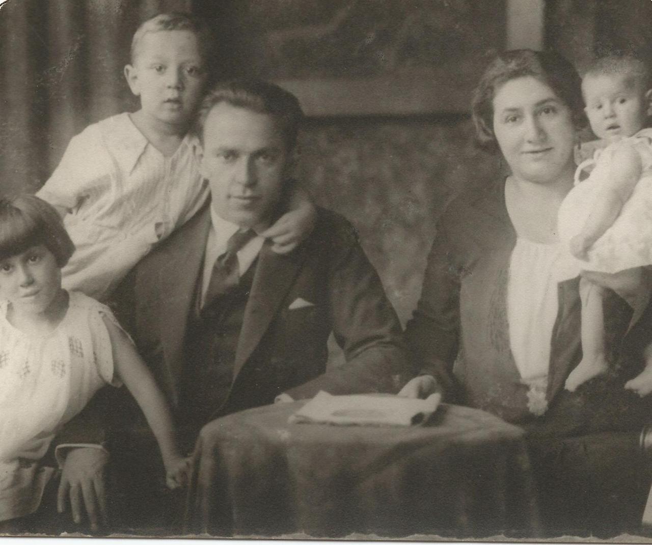 Familienfoto mit Vater, Mutter und drei Kindern in schwarz-weiß