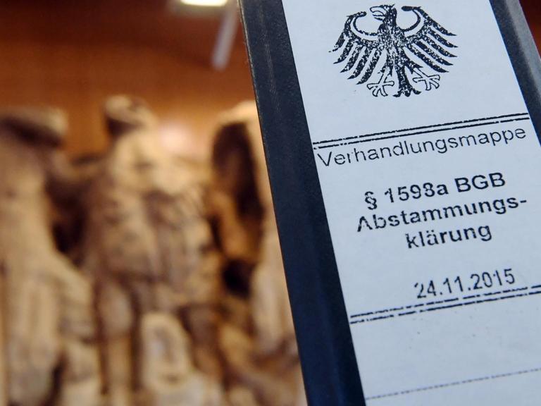 Ein Aktenordner mit der Aufschrift "Verhandlungsmappe §1598a BGB Abstammungserklärung" steht im Bundesverfassungsgericht in Karlsruhe.