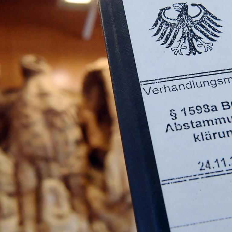 Ein Aktenordner mit der Aufschrift "Verhandlungsmappe §1598a BGB Abstammungserklärung" steht im Bundesverfassungsgericht in Karlsruhe.