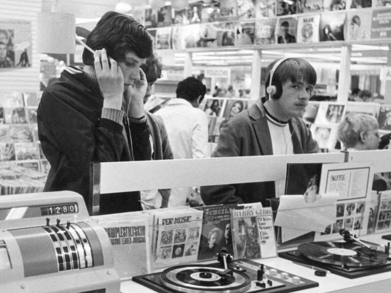 Jugendliche in einem Plattenladen in Hamburg in den 1970er Jahren.