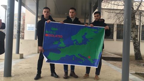 Die Studenten: Edison Syla, Blendon Arifi und Bekim Ibishi demonstrieren für mehr Reisefreiheit in Europa