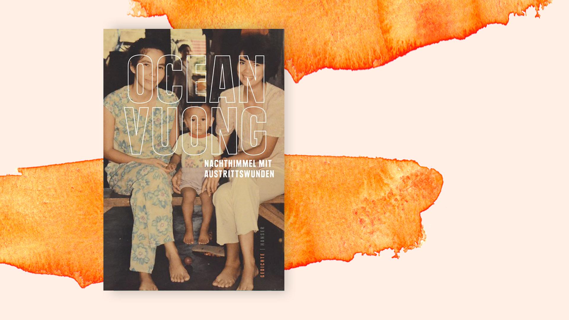 Buchcover des Lyrikbandes "Nachthimmel mit Austrittswunden" von Ocean Vuong vor orangefarbenem Hintergrund