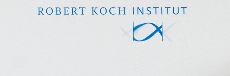 Das RKI-Logo in blauer Schrift auf weißem Papier.
