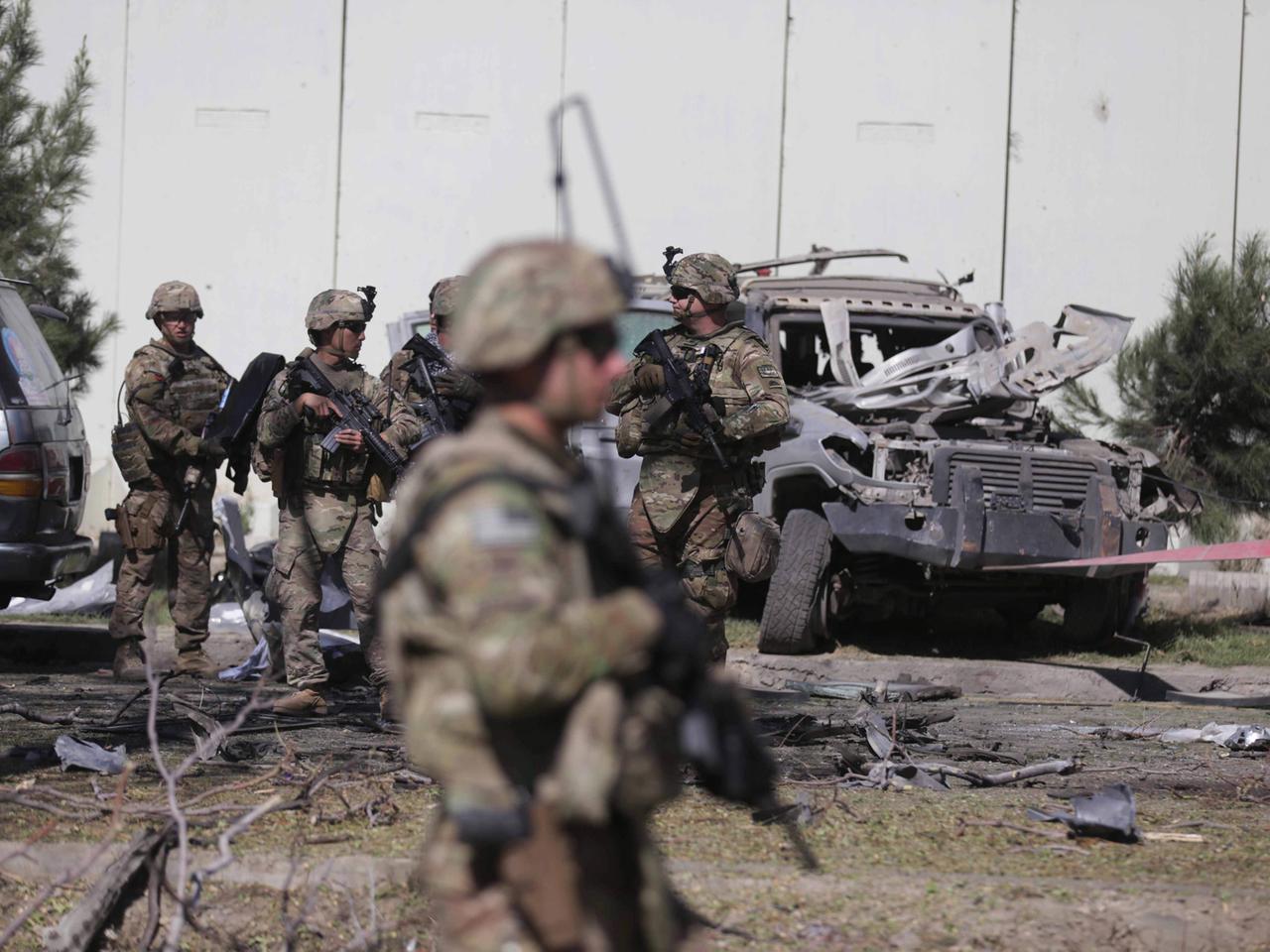 US-Soldaten untersuchen am 16. September 2014 in Kabul den Ort eines Selbstmordattentats.