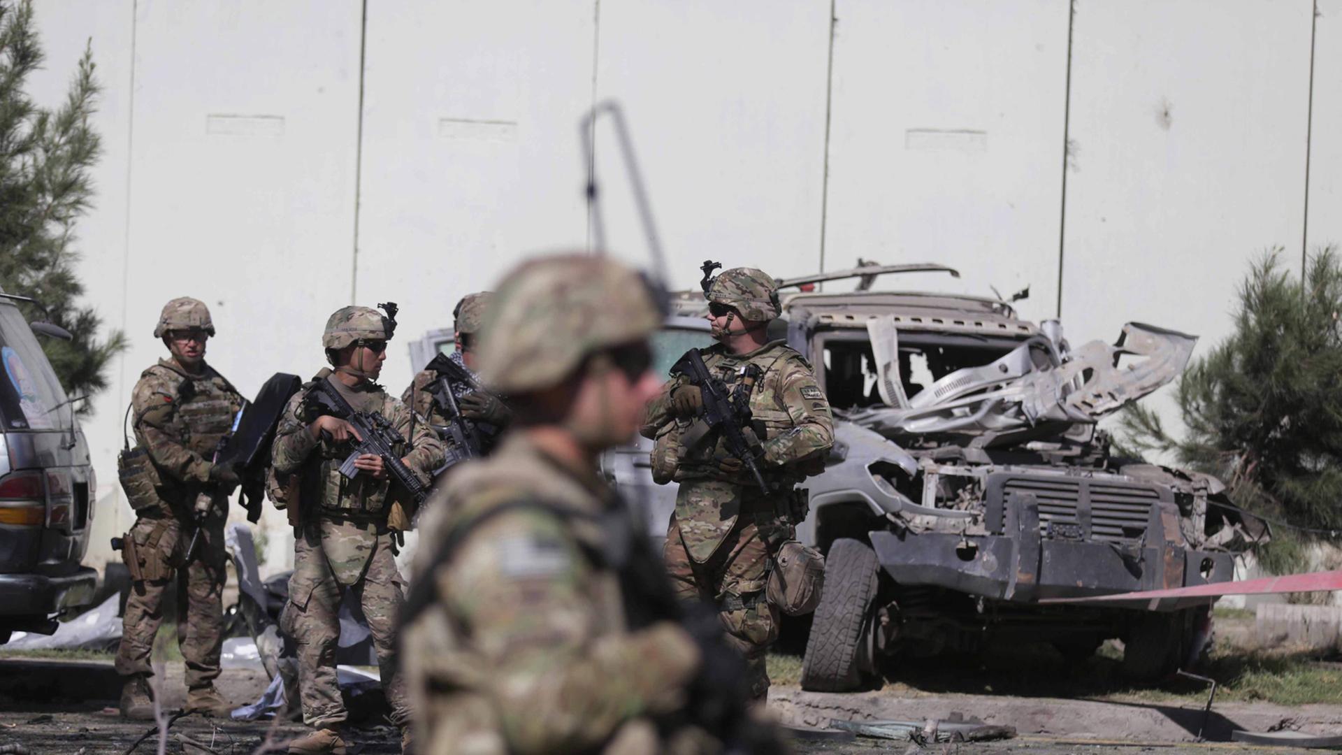 US-Soldaten untersuchen am 16. September 2014 in Kabul den Ort eines Selbstmordattentats. US-Soldaten untersuchen am 16. September 2014 in Kabul den Ort eines Selbstmordattentats.