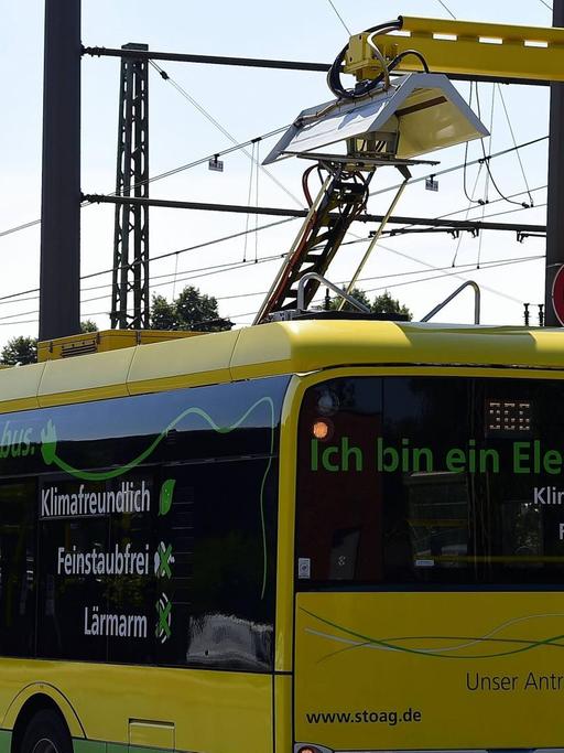 Ein Elektrobus an einer Ladestation in Oberhausen, Nordrhein-Westfalen.