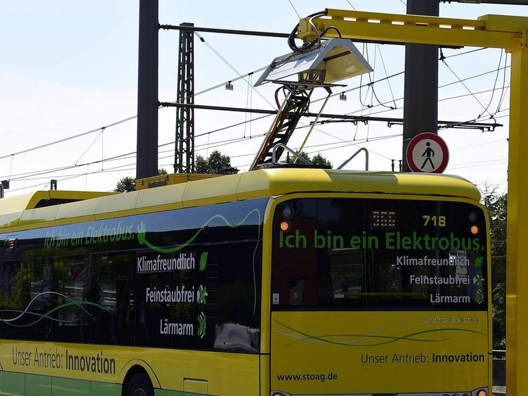 Ein Elektrobus an einer Ladestation in Oberhausen, Nordrhein-Westfalen.