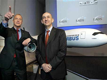 Die beiden Vorstandsvorsitzenden des Luft- und Raumfahrtkonzerns EADS, Tom Enders (links) und Louis Gallois stellen sich vor Beginn der Bilanz-Pressekonferenz in Oberschleißheim bei München vor einem Modell des Airbus A350 den Fotografen.