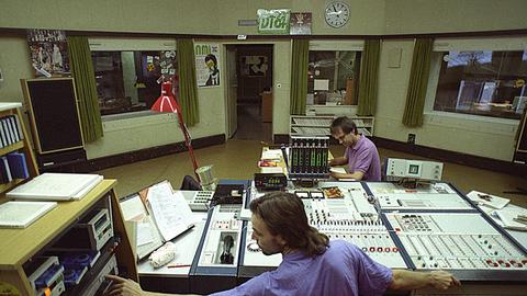 Blick ins Studio Der ostdeutsche Sender Jugendradio DT64, neben Rias 2 beliebtester Jugendsender, war zum Deutschlandtreffen der Jugend 1964 ins Leben gerufen worden. Daher die Bezeichnung DT64.