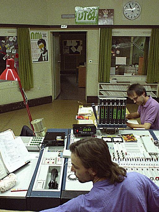 Blick ins Studio Der ostdeutsche Sender Jugendradio DT64, neben Rias 2 beliebtester Jugendsender, war zum Deutschlandtreffen der Jugend 1964 ins Leben gerufen worden. Daher die Bezeichnung DT64.