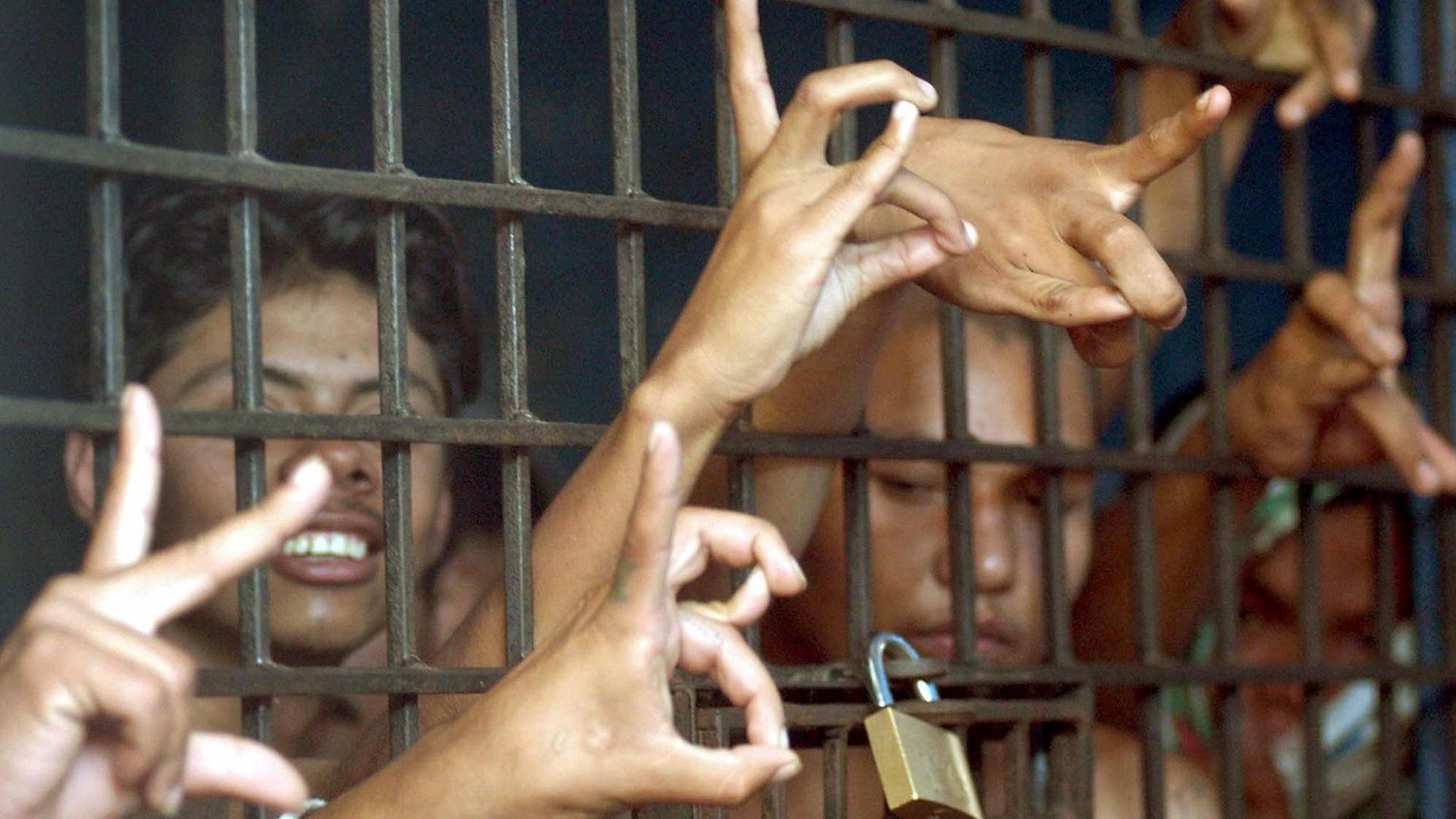 Inhaftierte Mitglieder der Jugendbande "Mara Salvatrucha" im Dezember 2003 in Ilopango (El Salvador). Inhaftierte Mitglieder der Jugendbande "Mara Salvatrucha" im Dezember 2003 in Ilopango (El Salvador).