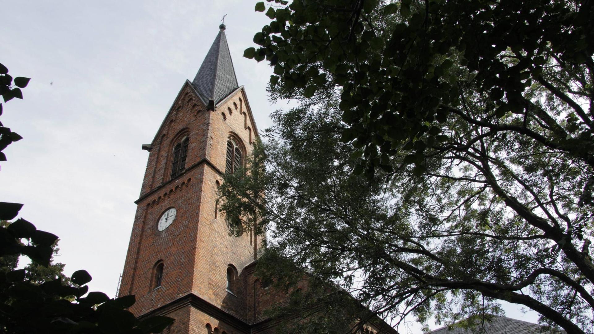 Der Turm der Backsteinkirche in Neuküstrinchen, auch Dom des Oderbruch genannt