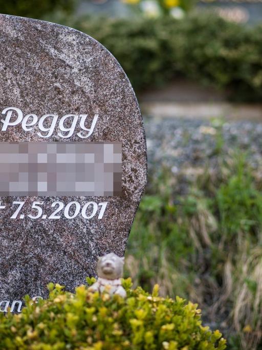 Ein Gedenkstein mit dem Porträt des Mädchens Peggy auf dem Friedhof in Nordhalben.