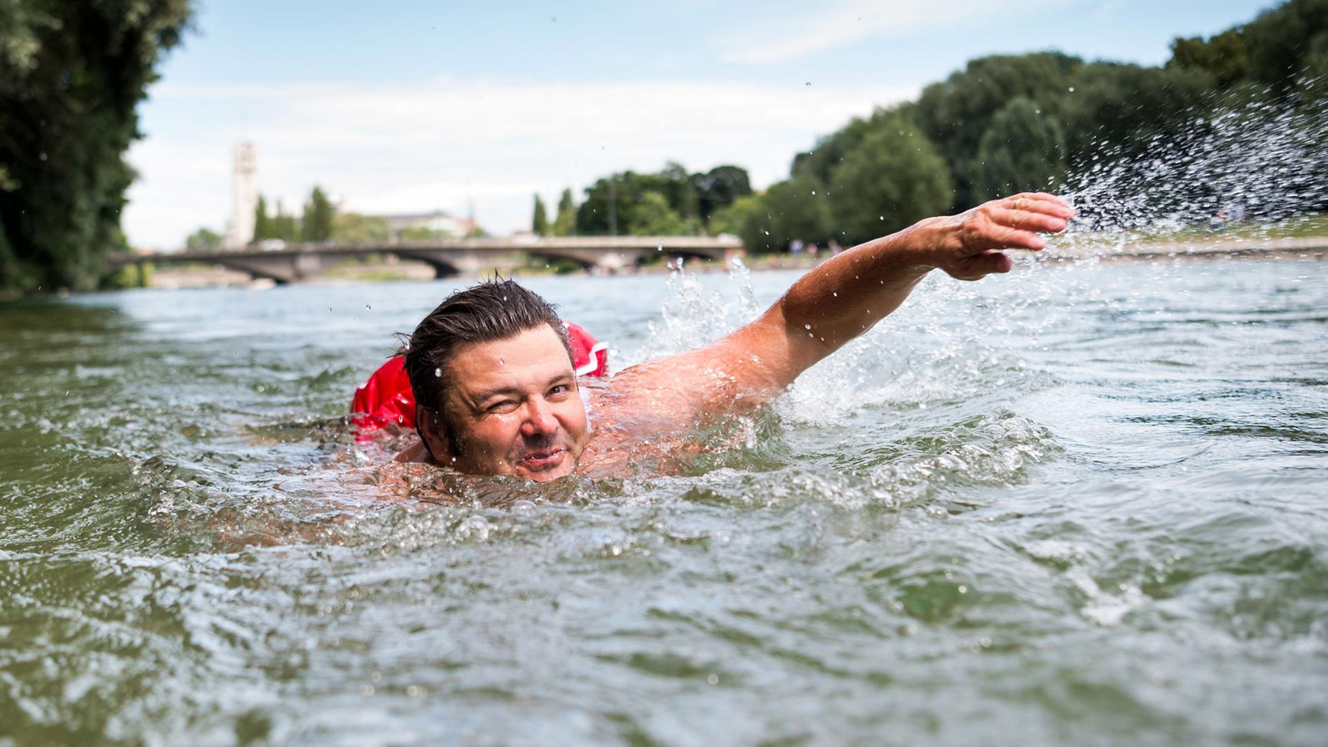 Benjamin David schwimmt am 28.06.2017 in der Isar in München. Um überfüllten Straßen und Radwegen zu entgehen, schwimmt David regelmäßig vom Flussufer vor seiner Wohnung rund zwei Kilometer an den Kulturstrand am Deutschen Museum.