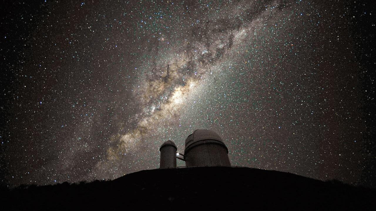 Blick auf das galaktische Zentrum – im Vordergrund das 3,6-Meter-Teleskop der ESO auf dem chilenischen Andengipfel La Silla GZ