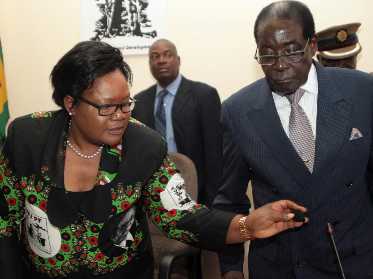 Simbabwes Präsident Robert Mugabe (r.) mit der Vize-Präsidentein Joice Mujuru, die Mugabe politisch ausgeschaltet hat.
