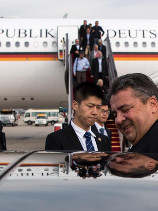 Bundeswirtschaftsminister Sigmar Gabriel (SPD) kommt am 01.11.2016 auf dem Flughafen in Peking (China) an.