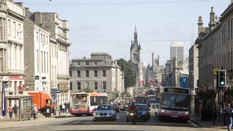 Die geschäftige Union Street im Herzen der schottischen Stadt Aberdeen