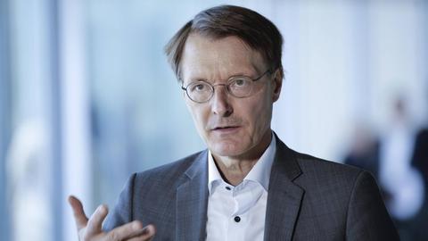 Der SPD-Gesundheitspolitiker und Epidemiologe Karl Lauterbach bei einem Pressestatement.